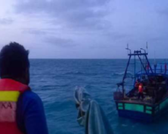 Sri Lankan Navy arrests 23 Tamil fishers for crossing IMBL